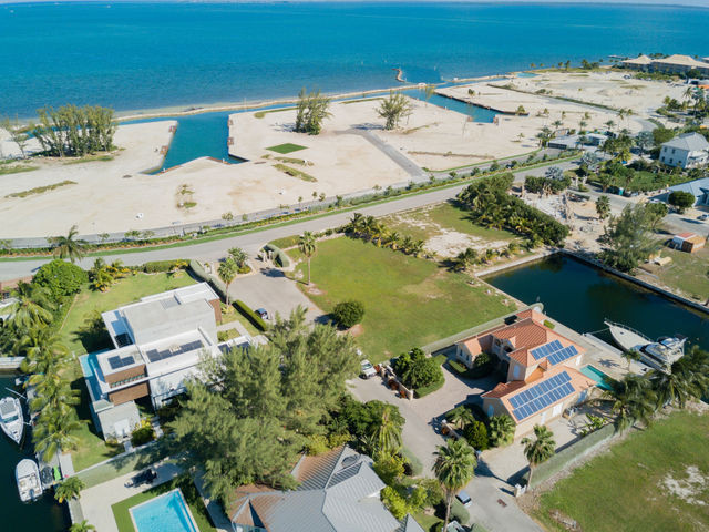 CRYSTAL HARBOUR CANAL LOT - BRING OFFERS!