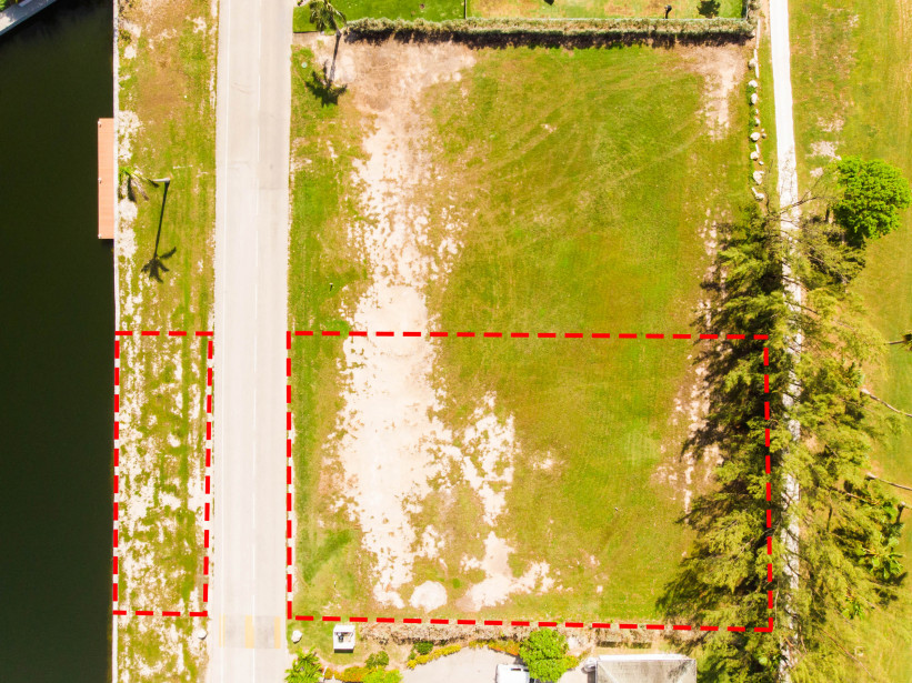 CRYSTAL HARBOUR CANAL / GOLF COURSE LOT