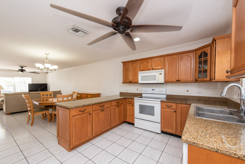 CAY COURTS #3 - 2 BED / 2.5 BATH TOWNHOME IN GEORGE TOWN CAY COURTS #3 - 2 BED / 2.5 BATH TOWNHOME IN GEORGE TOWN