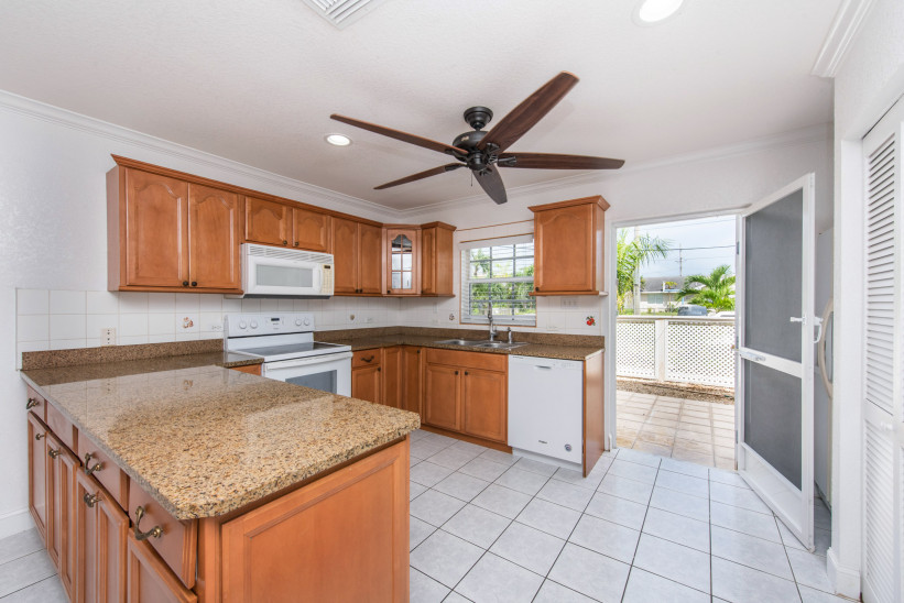 CAY COURTS #3 - 2 BED / 2.5 BATH TOWNHOME IN GEORGE TOWN CAY COURTS #3 - 2 BED / 2.5 BATH TOWNHOME IN GEORGE TOWN
