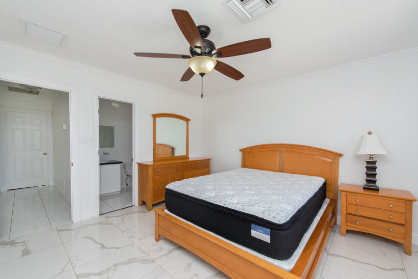 CAY COURTS #3 - 2 BED / 2.5 BATH TOWNHOME IN GEORGE TOWN CAY COURTS #3 - 2 BED / 2.5 BATH TOWNHOME IN GEORGE TOWN