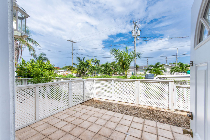 CAY COURTS #3 - 2 BED / 2.5 BATH TOWNHOME IN GEORGE TOWN CAY COURTS #3 - 2 BED / 2.5 BATH TOWNHOME IN GEORGE TOWN