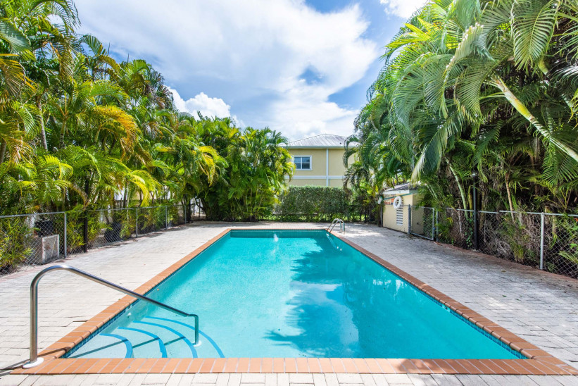 CAY COURTS #3 - 2 BED / 2.5 BATH TOWNHOME IN GEORGE TOWN CAY COURTS #3 - 2 BED / 2.5 BATH TOWNHOME IN GEORGE TOWN