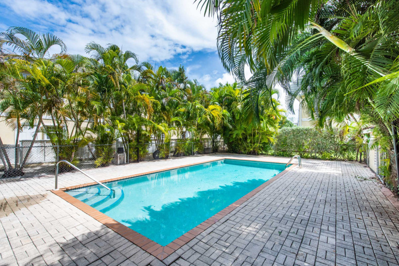 CAY COURTS #3 - 2 BED / 2.5 BATH TOWNHOME IN GEORGE TOWN CAY COURTS #3 - 2 BED / 2.5 BATH TOWNHOME IN GEORGE TOWN