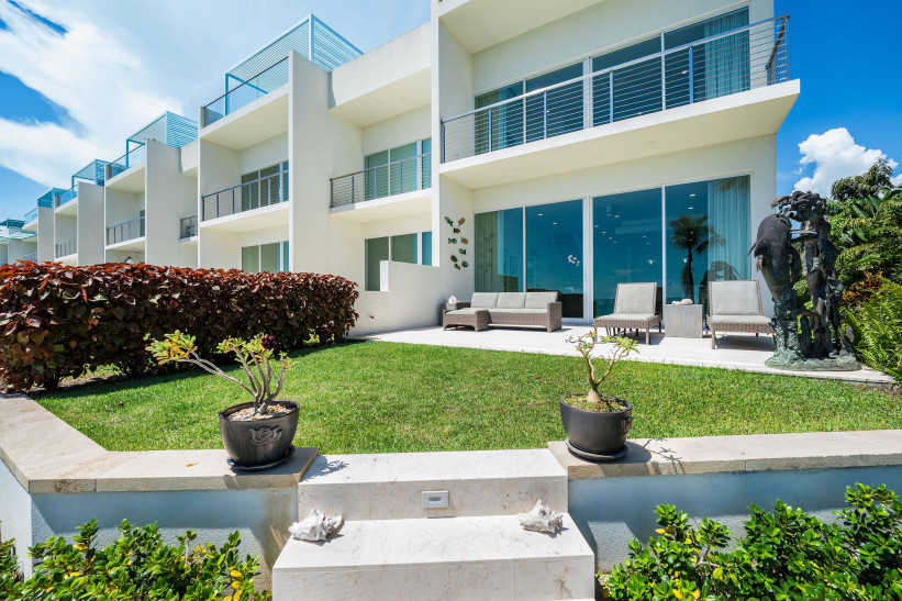 INDIGO BAY #4 - OCEANFRONT DEVELOPER'S RESIDENCE