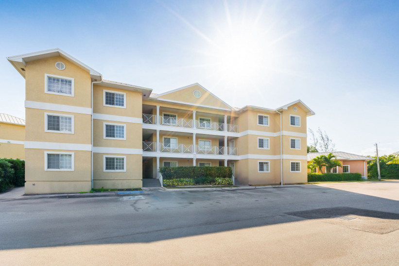 LAKESIDE  73 - 3 BEDROOM - NEAR SEVEN MILE BEACH AND CAMANA BAY