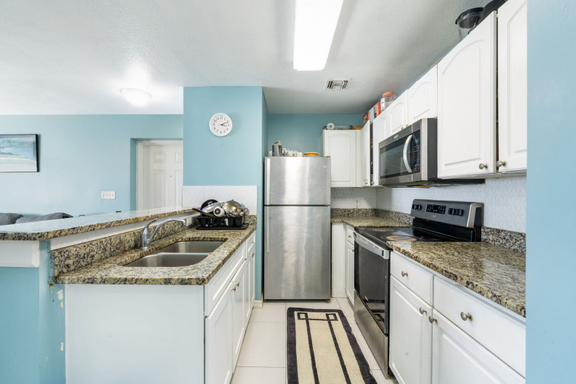 LAKESIDE  73 - 3 BEDROOM - NEAR SEVEN MILE BEACH AND CAMANA BAY