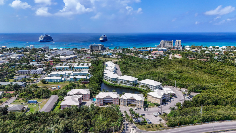 LAKESIDE  73 - 3 BEDROOM - NEAR SEVEN MILE BEACH AND CAMANA BAY