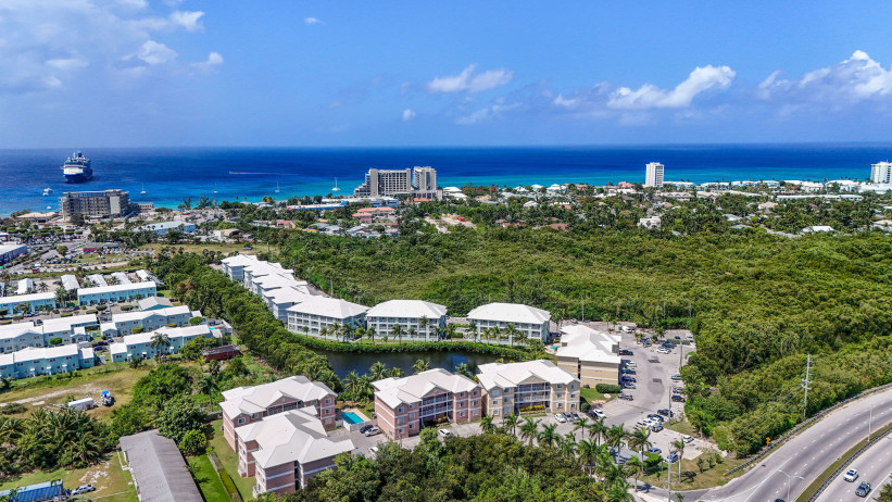 LAKESIDE  73 - 3 BEDROOM - NEAR SEVEN MILE BEACH AND CAMANA BAY